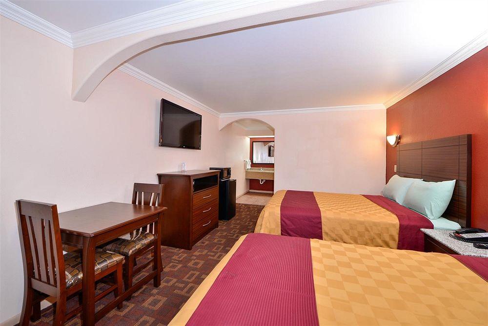 Americas Best Value Inn Houston Heights At I-45 Kültér fotó