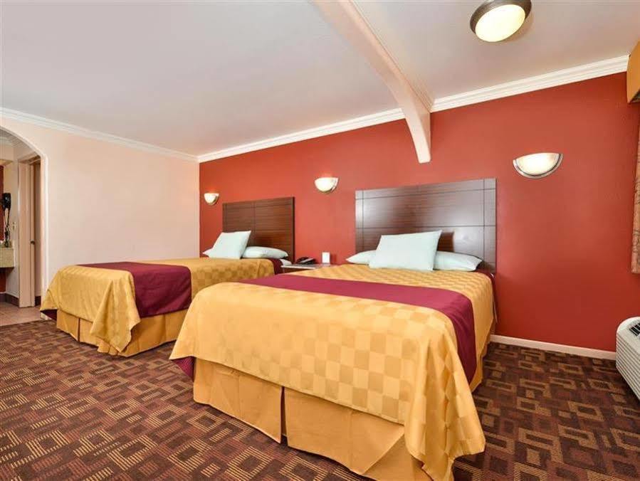 Americas Best Value Inn Houston Heights At I-45 Kültér fotó